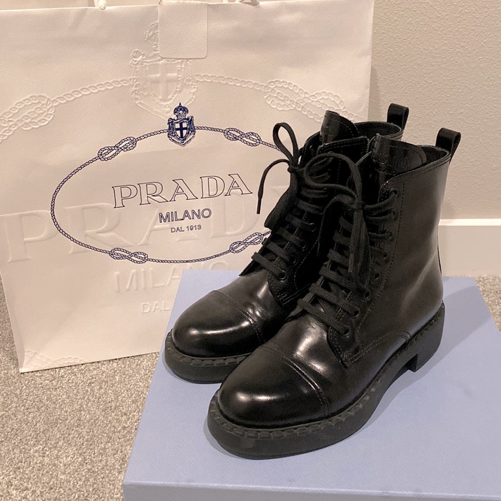 Authentic Prada calzarure Donna size 6.5 (EU 37)
lace-up ankle boots